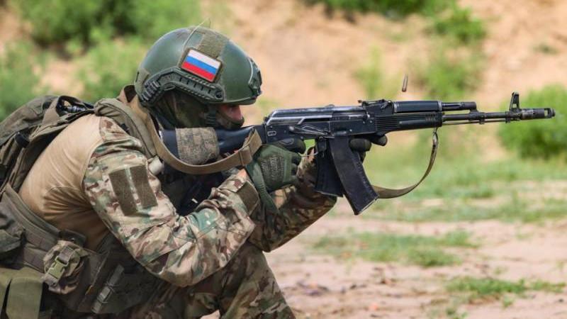 Военным и сотрудникам некоторых органов власти осенью повысят оклады