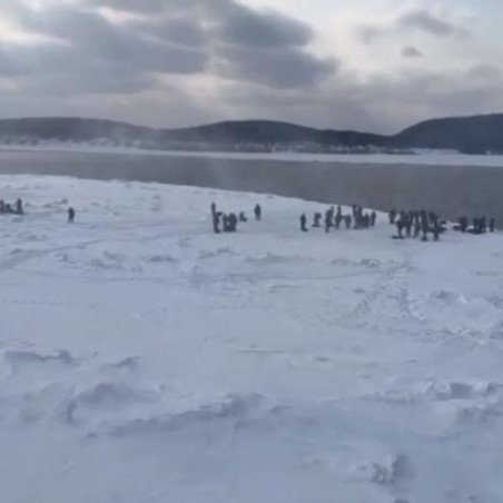 На Сахалине рыбаки на отколовшейся льдине не хотят эвакуироваться без улова