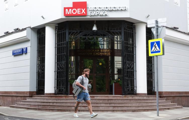 Российский рынок акций демонстрирует рост в начале основной торговой сессии