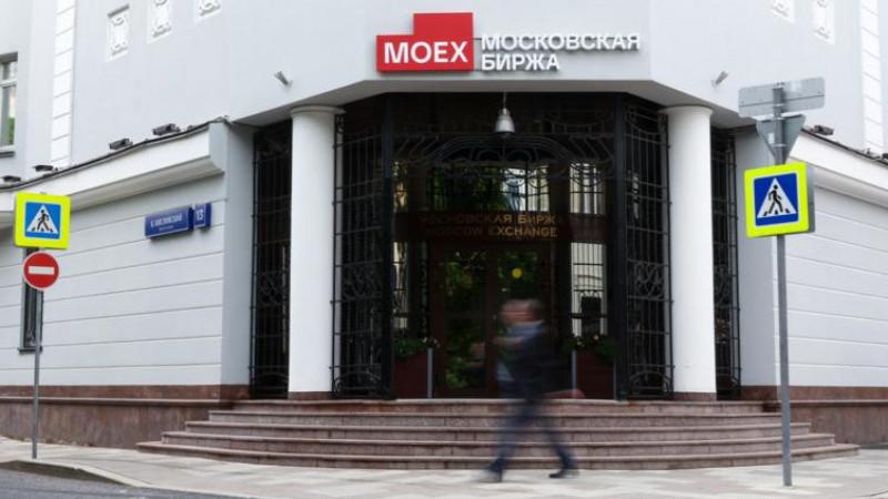 Российский рынок акций снизился на открытии основной торговой сессии