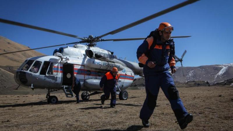 Спасатели добрались до троих сорвавшихся с горы туристов в Карачаево-Черкесии