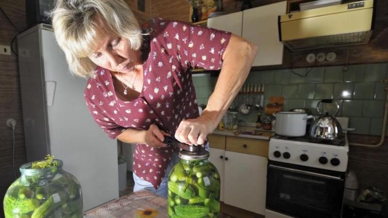 Женщины в России назвали размер справедливой "зарплаты жены"