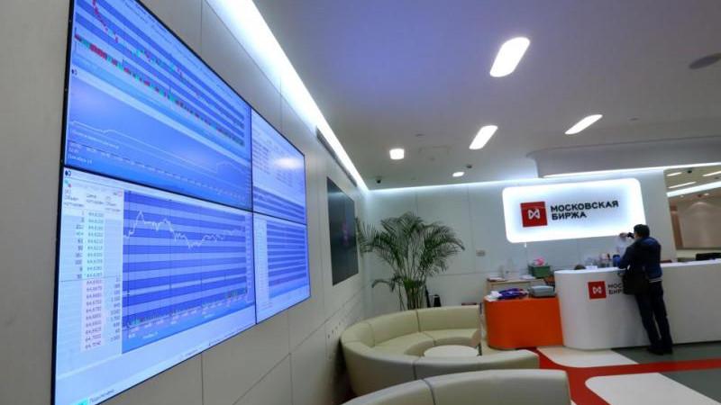 Российский рынок акций начал снижаться после роста на открытии торгов