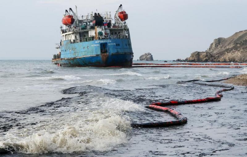 В Черном море удалось собрать основную часть мазута, вытекшего с кормы "Волгонефть-239"