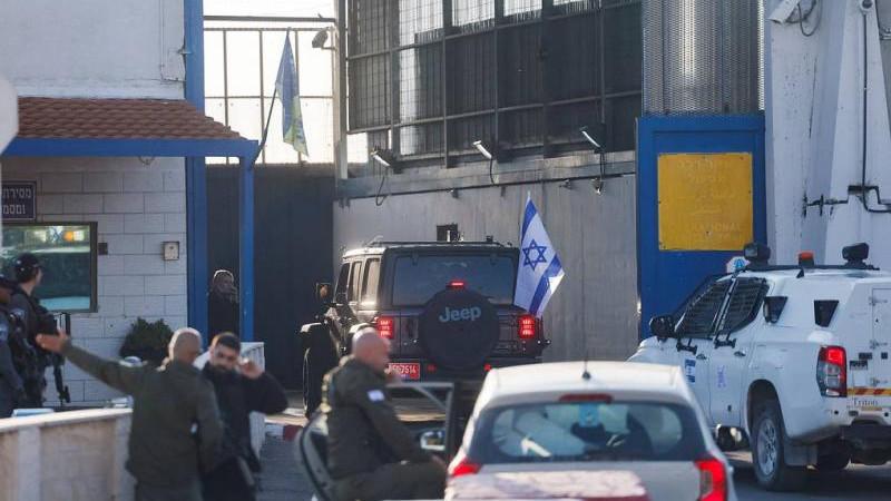 Al Hadath: автобусы с палестинскими заключенными начали выезжать из тюрем в Израиле