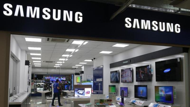 Yonhap: Samsung в декабре выпустит складывающийся втрое смартфон