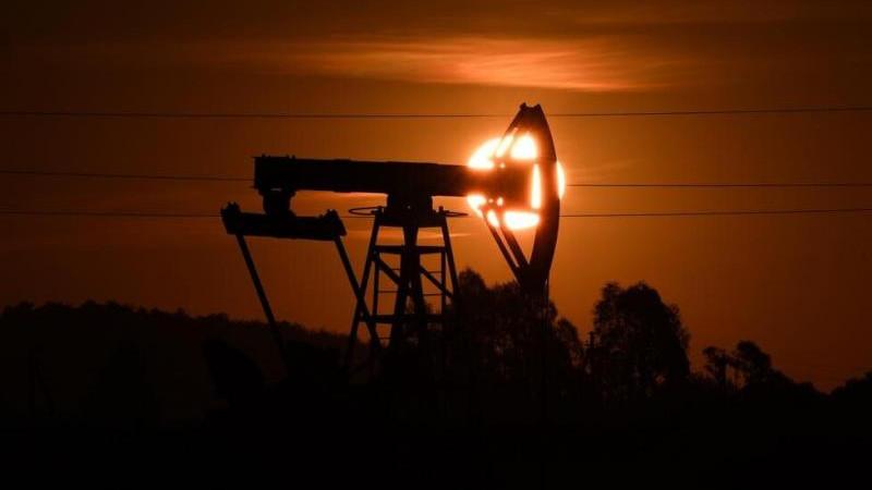 Цена нефти Brent впервые с 8 мая опустилась ниже $62