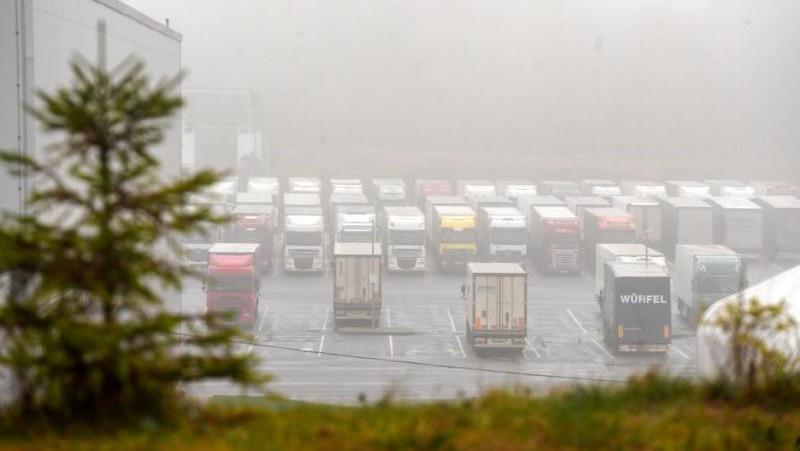 В Белоруссии отправили на спецстоянки все 1 243 литовские фуры