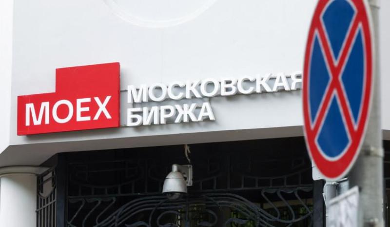 Российский рынок акций в начале основной торговой сессии снижается