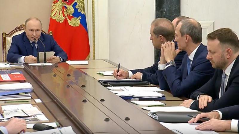 Путин обратил внимание на "острое лезвие" экономики России