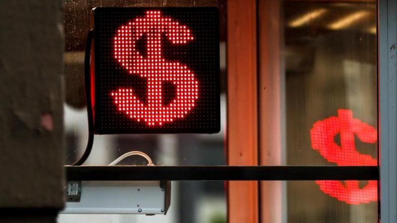 Курс доллара на межбанке впервые с 12 мая 2023 года опустился ниже 77 рублей
