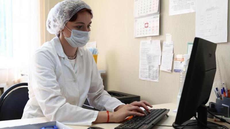 Президент РФ подписал законы об оплате больничных и декрета для самозанятых