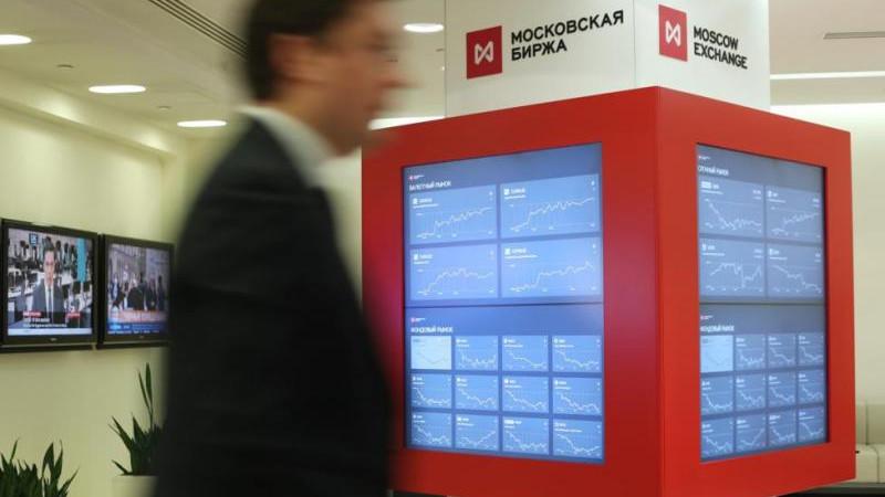 Российский рынок акций в начале основной торговой сессии демонстрирует рост