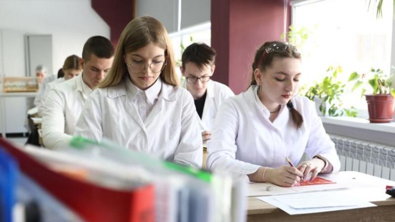 Минобрнауки: 52% студентов учатся в вузах России на платной основе