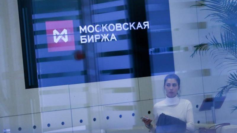 Российский рынок акций на открытии основной торговой сессии снижается