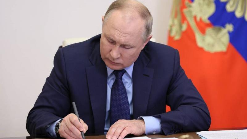 Президент РФ поручил создать в вузах регионов "центры новых возможностей"