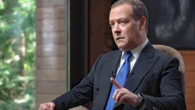 Медведев считает, что украинцы должны научиться жить самостоятельно