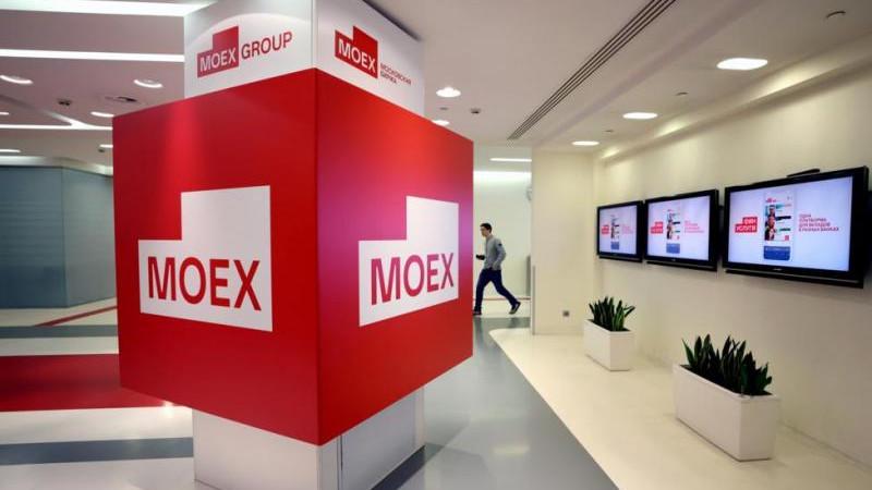 Российский рынок акций отметился снижением в начале основной торговой сессии