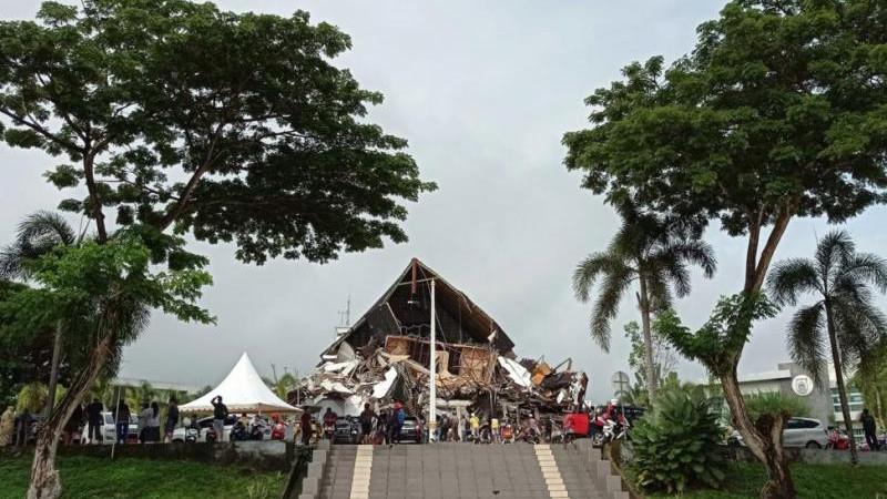 Число погибших из-за оползня в Индонезии возросло до 15