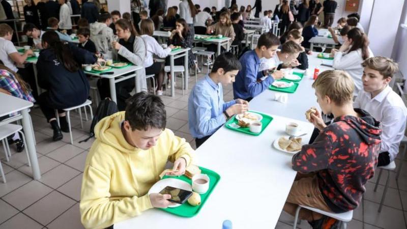 В России предложили сделать в школах "овощные" и "молочные" столы