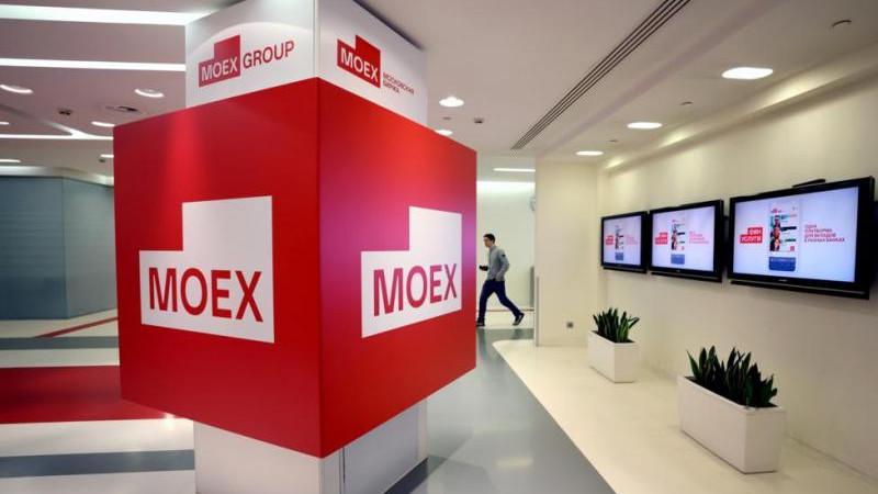 Российский рынок акций в начале основной торговой сессии снижается