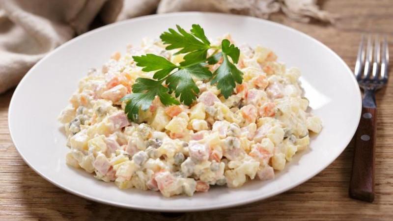 Онищенко рассказал о сроках хранения салата оливье