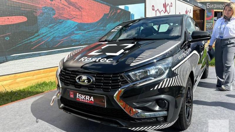 "Автоваз" представил в рамках ПМЭФ Lada Aura для такси