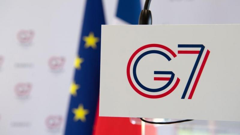 Макрон выложил видео с саммита G7 под песню о капибарах
