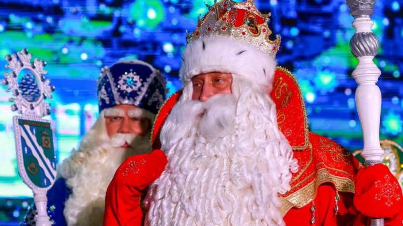 Дед Мороз зажег первую в России новогоднюю ель