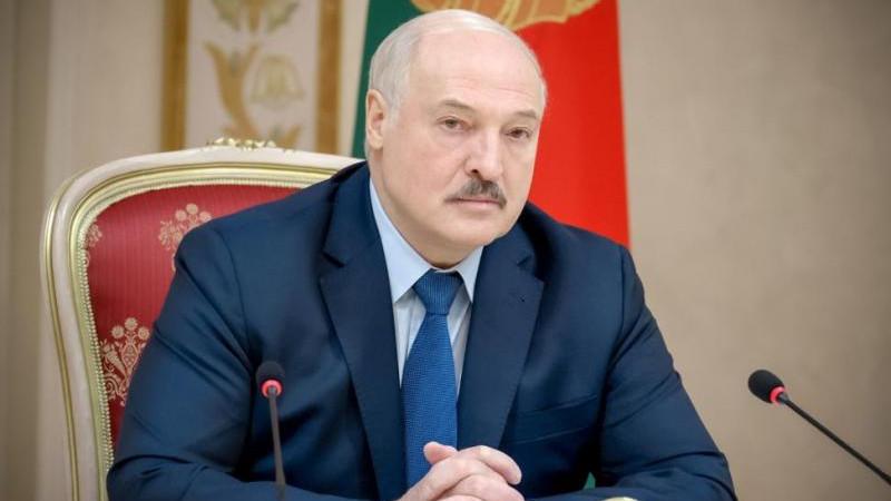 Лукашенко отметил, что родившие трех детей могут "требовать у него, что угодно"