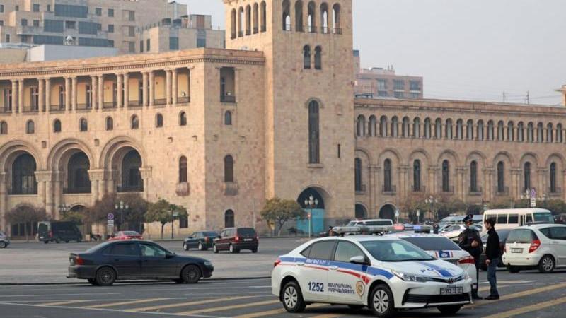В Ереване Самвела Карапетяна заключили под стражу на два месяца