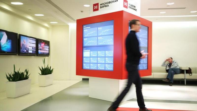 Российский рынок акций на открытии основной торговой сессии снижается