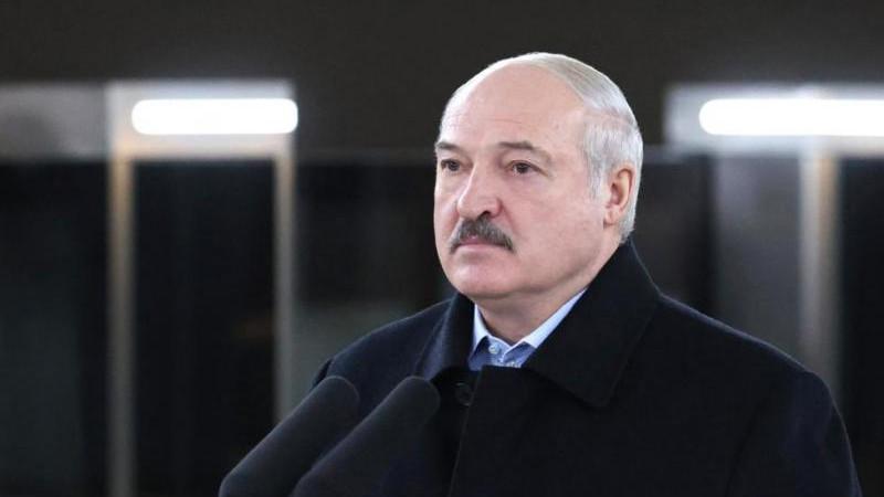 Лукашенко считает, что не надо "гнать" молодежь в церковь