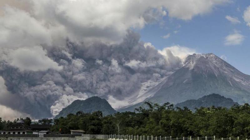 Вулкан Семеру в Индонезии выбросил пепел на высоту 5,7 км