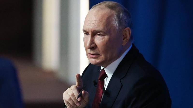 Донести до людей понимание счастья в рождении детей непросто, указал Путин