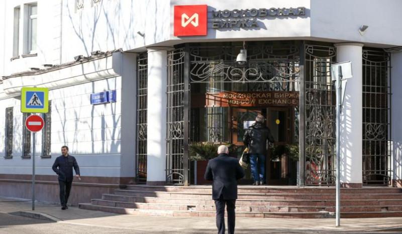 Российский рынок акций в начале основной торговой сессии снижается