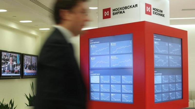 Российский рынок акций снижается в начале основной торговой сессии