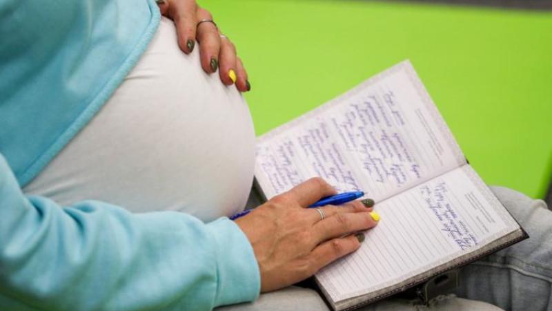 Студенткам с сентября начнут выплачивать пособия по беременности и родам