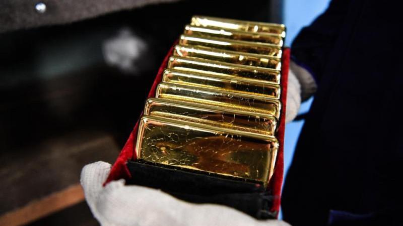 Минфин рекомендует гражданам хранить сбережения в рублях и золоте