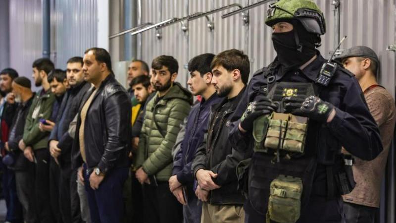 В рамках операции "Нелегал-2025" принято более 19 тыс. решений о выдворении мигрантов