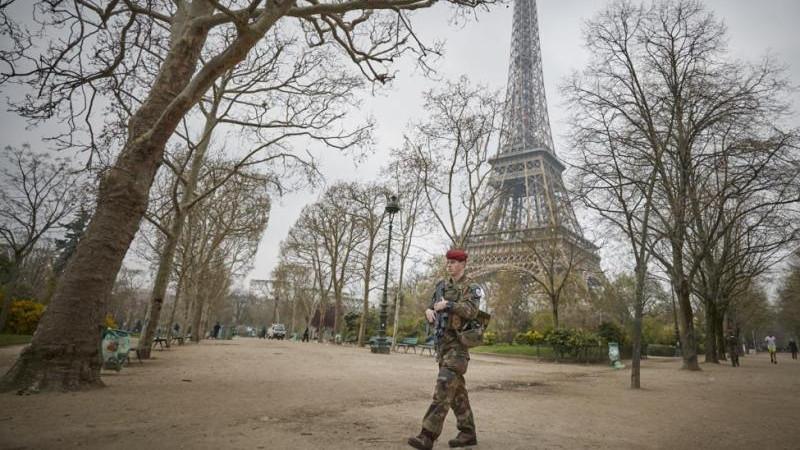 Начгенштаба Франции призвал сограждан быть готовыми к "потере детей"