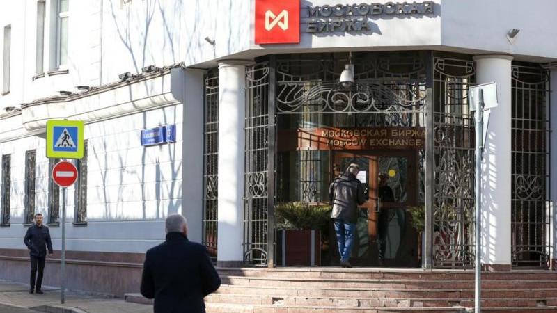 Российский рынок акций снижается в начале основной торговой сессии