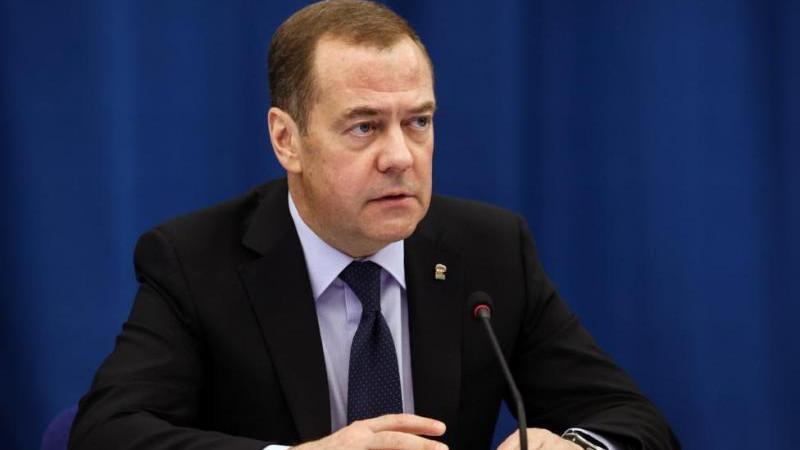 Медведев: Израилю и Ирану следует отказаться от ядерных программ