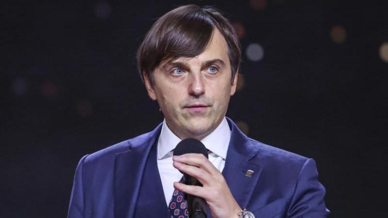 Кравцов назвал фейком фото его поздравления "Артеку" с ошибкой