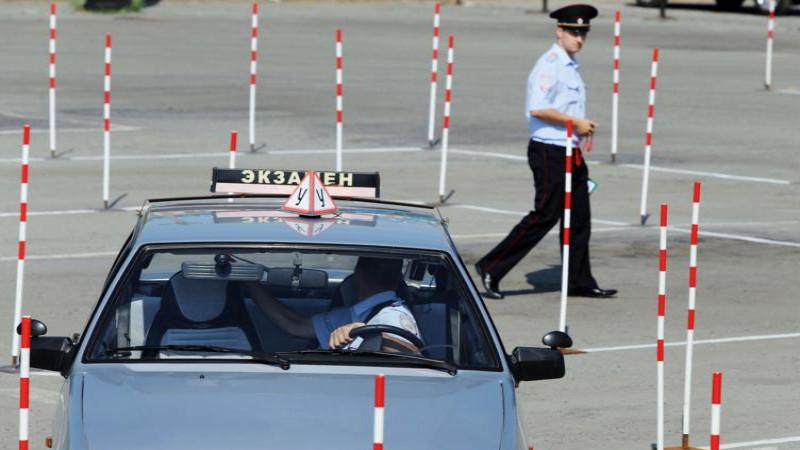 В России с сентября запретят управлять авто при дальтонизме и аутизме