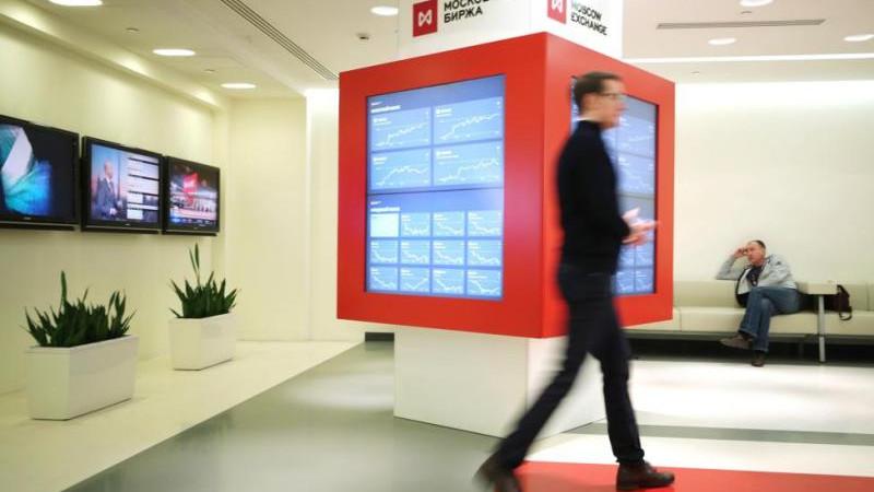 Российский рынок акций в начале основной торговой сессии снижается