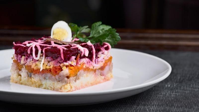 "Ромир": "сельдь под шубой" лидирует в рейтинге готовых салатов у россиян