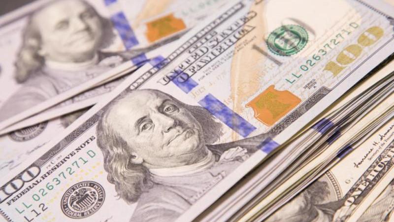 Курс доллара на Forex впервые с 11 июля опускался ниже 77 рублей