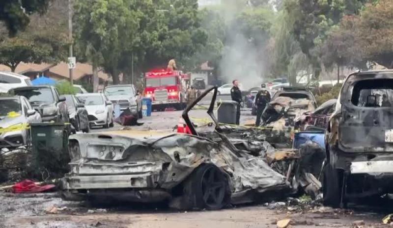 Потерпевший крушение в Сан-Диего самолет рухнул на военное поселение