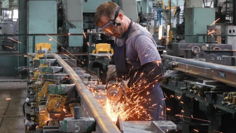 В ЦБ отметили рост средней зарплаты по России в 2025 году на 15%